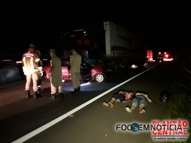 ACIDENTE NA BR - 364 ENVOLVENDO SIENA E CARRETA MATA PAI, M&Atilde;E E FILHA