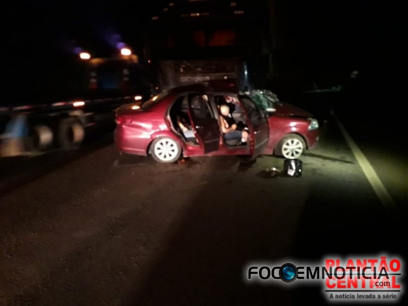 ACIDENTE NA BR - 364 ENVOLVENDO SIENA E CARRETA MATA PAI, M&Atilde;E E FILHA