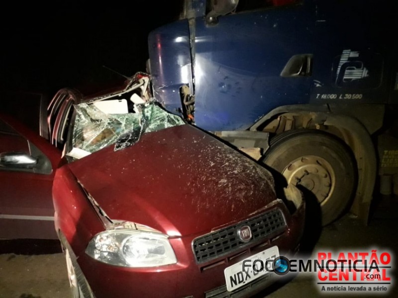ACIDENTE NA BR - 364 ENVOLVENDO SIENA E CARRETA MATA PAI, M&Atilde;E E FILHA