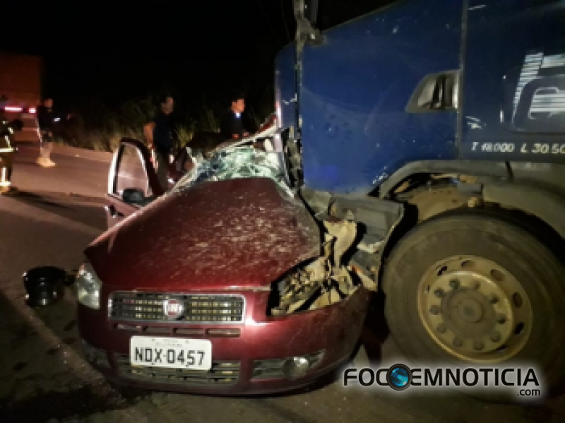 ACIDENTE NA BR - 364 ENVOLVENDO SIENA E CARRETA MATA PAI, M&Atilde;E E FILHA