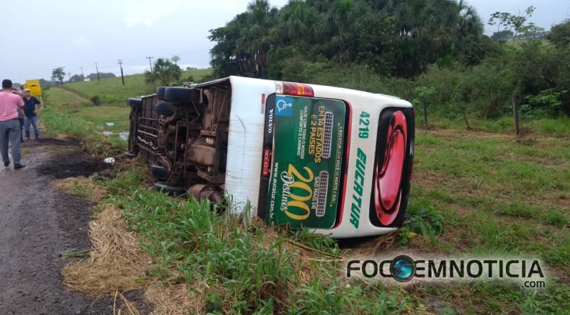 MOTORISTA EVITA TRAG&Eacute;DIA E &Ocirc;NIBUS DA EUCATUR ACABA TOMBANDO NA BR - 364