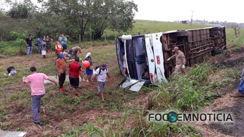 MOTORISTA EVITA TRAG&Eacute;DIA E &Ocirc;NIBUS DA EUCATUR ACABA TOMBANDO NA BR - 364