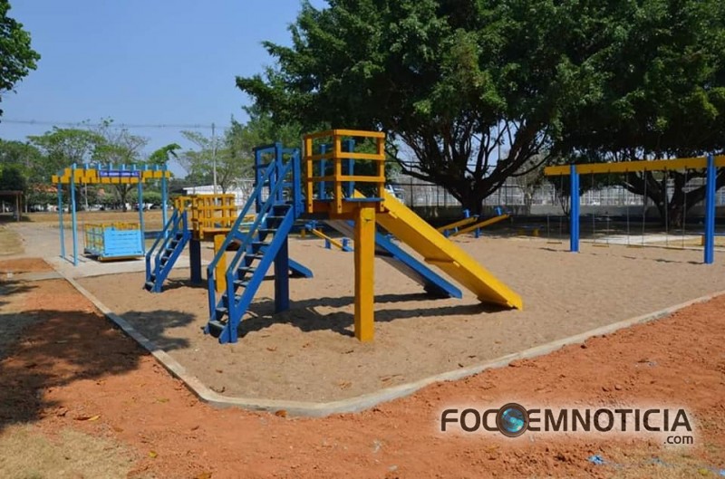 LEI AMALEC DA COSTA: PRA&Ccedil;A DA VIT&Oacute;RIA RECEBE BRINQUEDOS ADAPTADOS PARA CRIAN&Ccedil;AS COM NECESSIDADES