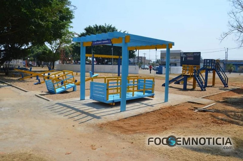 LEI AMALEC DA COSTA: PRA&Ccedil;A DA VIT&Oacute;RIA RECEBE BRINQUEDOS ADAPTADOS PARA CRIAN&Ccedil;AS COM NECESSIDADES