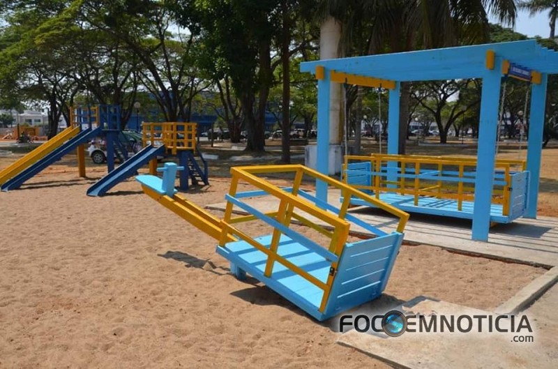 LEI AMALEC DA COSTA: PRA&Ccedil;A DA VIT&Oacute;RIA RECEBE BRINQUEDOS ADAPTADOS PARA CRIAN&Ccedil;AS COM NECESSIDADES