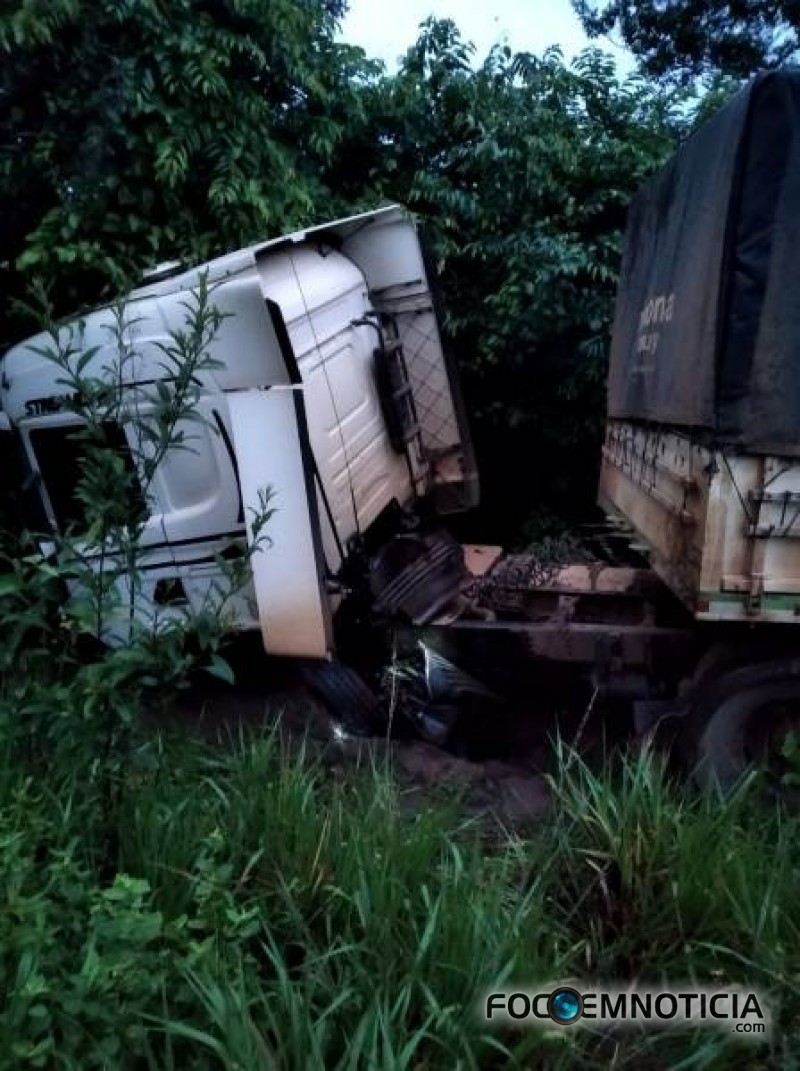 ACIDENTE NA BR - 364 ENVOLVENDO L - 200 E CAMINH&Atilde;O MATA UMA PESSOA
