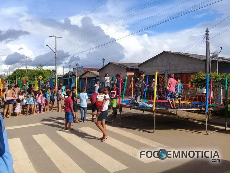 BRINCADEIRAS E MUITA DIVERS&Atilde;O COMANDARAM O "LAZER NA PRA&Ccedil;A" NO BAIRRO MULTIR&Atilde;O