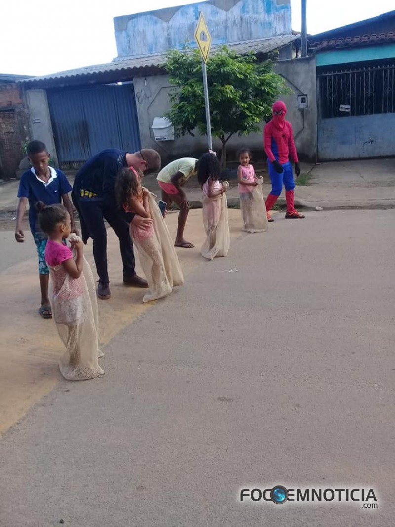 BRINCADEIRAS E MUITA DIVERS&Atilde;O COMANDARAM O "LAZER NA PRA&Ccedil;A" NO BAIRRO MULTIR&Atilde;O