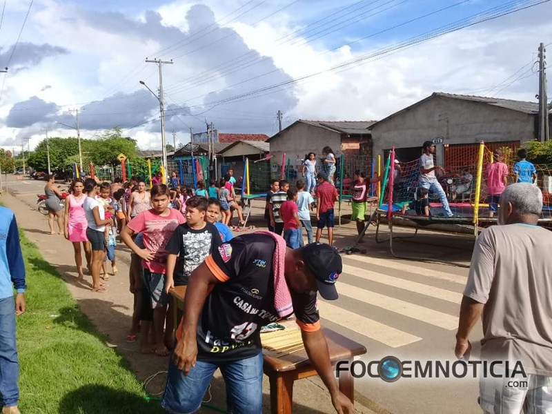 BRINCADEIRAS E MUITA DIVERS&Atilde;O COMANDARAM O "LAZER NA PRA&Ccedil;A" NO BAIRRO MULTIR&Atilde;O