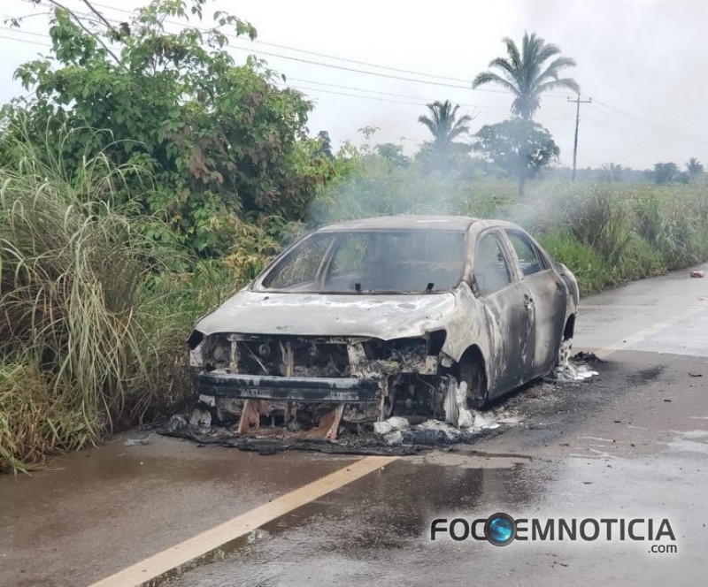 COROLLA PEGA FOGO NA BR - 364 PR&Oacute;XIMO A ITAPO&Atilde; DO OESTE