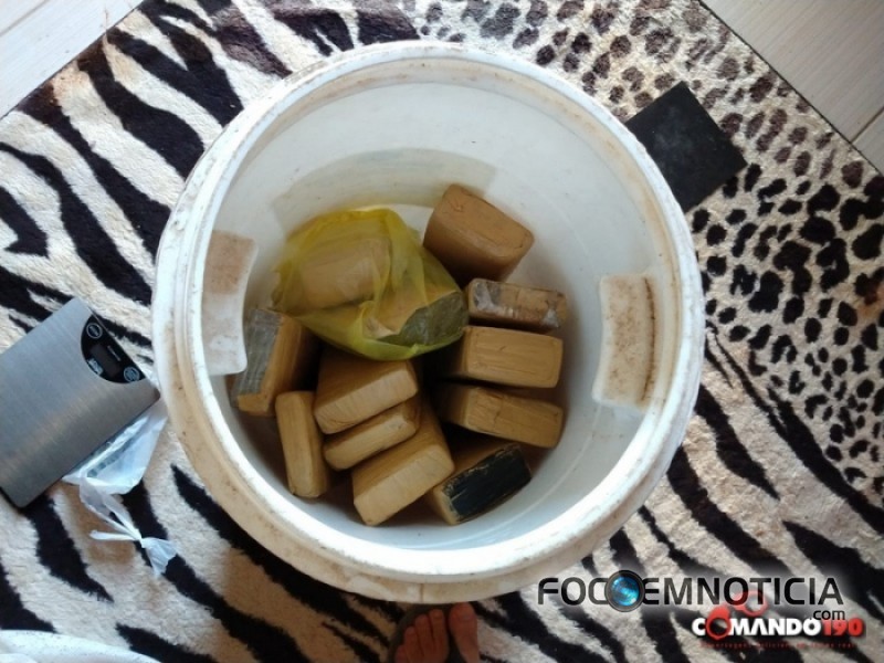 POL&Iacute;CIA MILITAR PRENDE MORADORA DE ARIQUEMES COM MAIS DE 20 QUILOS DE MACONHA EM JI - PARAN&Aacute;