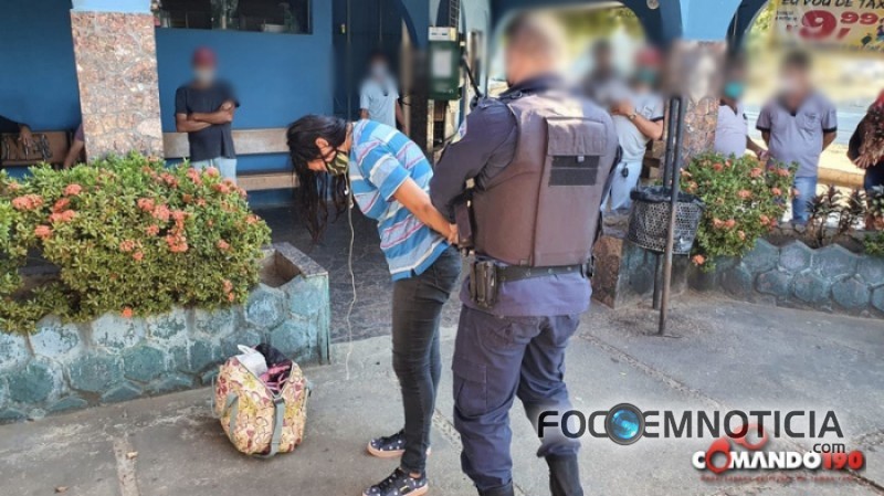 POL&Iacute;CIA MILITAR PRENDE MORADORA DE ARIQUEMES COM MAIS DE 20 QUILOS DE MACONHA EM JI - PARAN&Aacute;