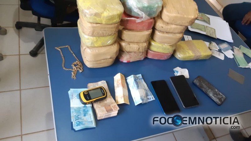 OPERA&Ccedil;&Atilde;O ENTRE PM, PRF E BPFRON DE ARIQUEMES E GUAJAR&Aacute; PRENDEM CASAL COM 16 QUILOS DE COCA&Iacute;NA