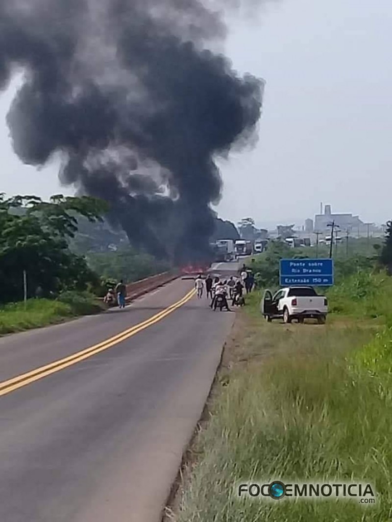 CARRETA PEGA FOGO NA BR - 364  ENTRADA DA PONTE DO RIO BRANCO PR&Oacute;XIMO A ARIQUEMES, VEJA O V&Iacute;DEO
