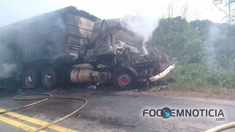 CARRETA PEGA FOGO NA BR - 364  ENTRADA DA PONTE DO RIO BRANCO PR&Oacute;XIMO A ARIQUEMES, VEJA O V&Iacute;DEO
