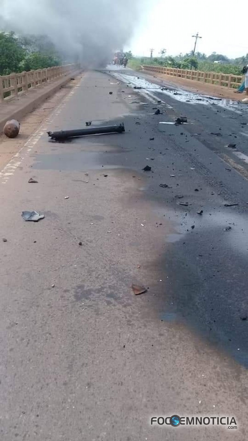 CARRETA PEGA FOGO NA BR - 364  ENTRADA DA PONTE DO RIO BRANCO PR&Oacute;XIMO A ARIQUEMES, VEJA O V&Iacute;DEO
