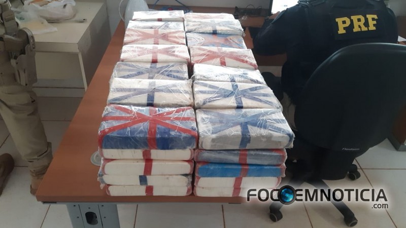 PRF APREENDE CARRO COM MAIS DE 70 QUILOS DE COCA&Iacute;NA