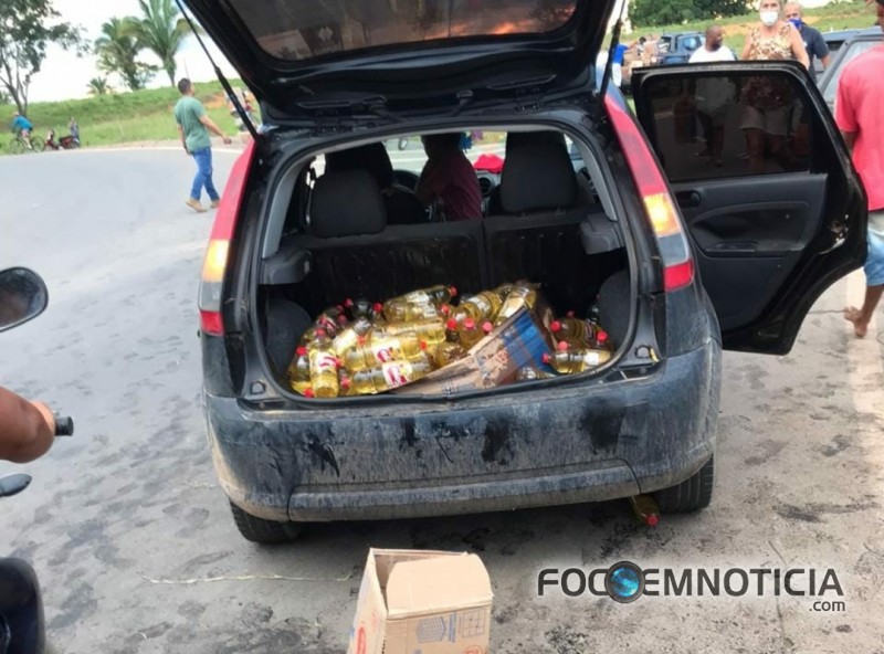 CARRETA CARREGADA DE &Oacute;LEO DE COZINHA TOMBA NA BR - 364 E POPULA&Ccedil;&Atilde;O SAQUEIA CARGA