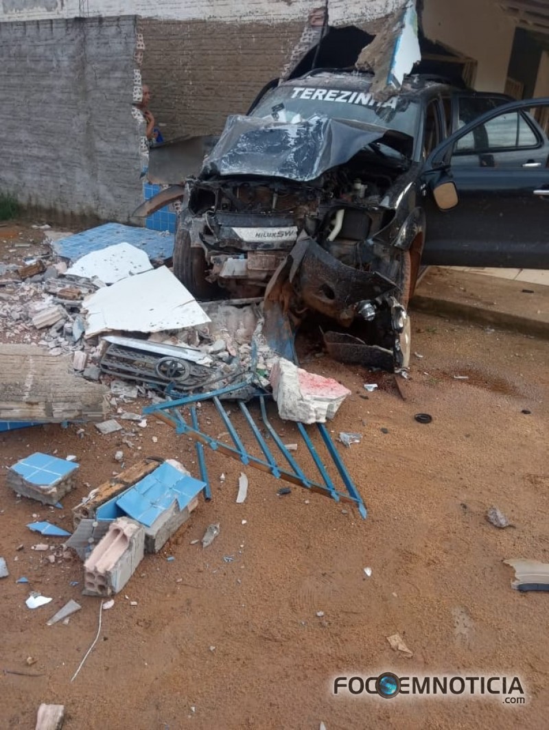 MOTORISTA PERDE O CONTROLE DO VE&Iacute;CULO E INVADE COM&Eacute;RCIO EM MACHADINHO