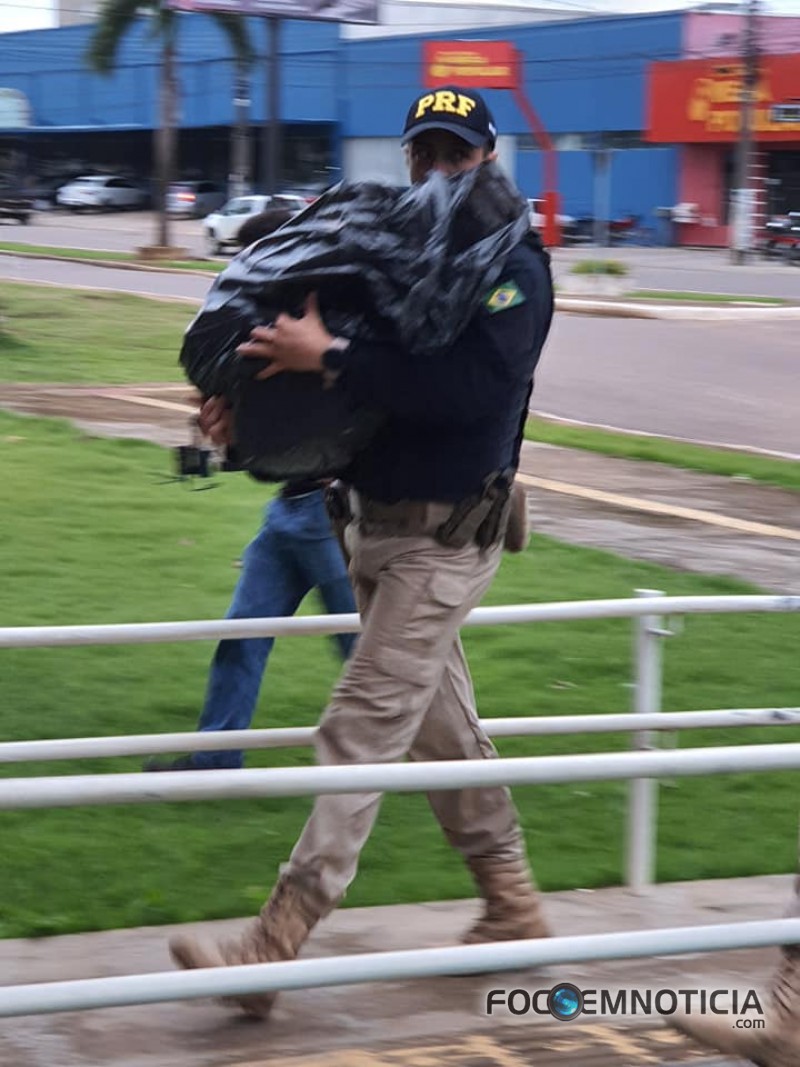 PRF APREENDE MAIS DE 23 QUILOS DE COCA&Iacute;NA NA BR - 364 QUE VIRIA PARA ARIQUEMES, VEJA AS FOTOS
