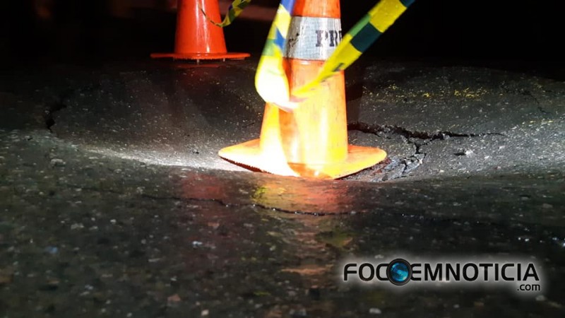 CHUVA ABRE BURACO NA CABECEIRA DA PONTE NA BR-364 PR&Oacute;XIMO A ARIQUEMES, RODOVIA PODE SER INTERDITADA