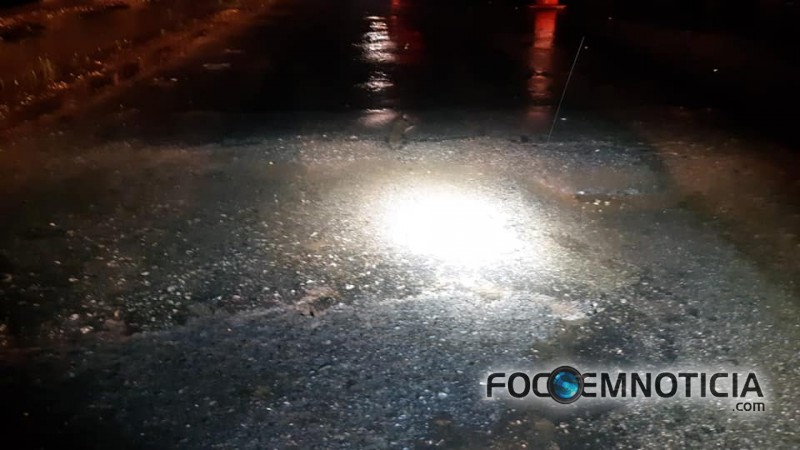 CHUVA ABRE BURACO NA CABECEIRA DA PONTE NA BR-364 PR&Oacute;XIMO A ARIQUEMES, RODOVIA PODE SER INTERDITADA