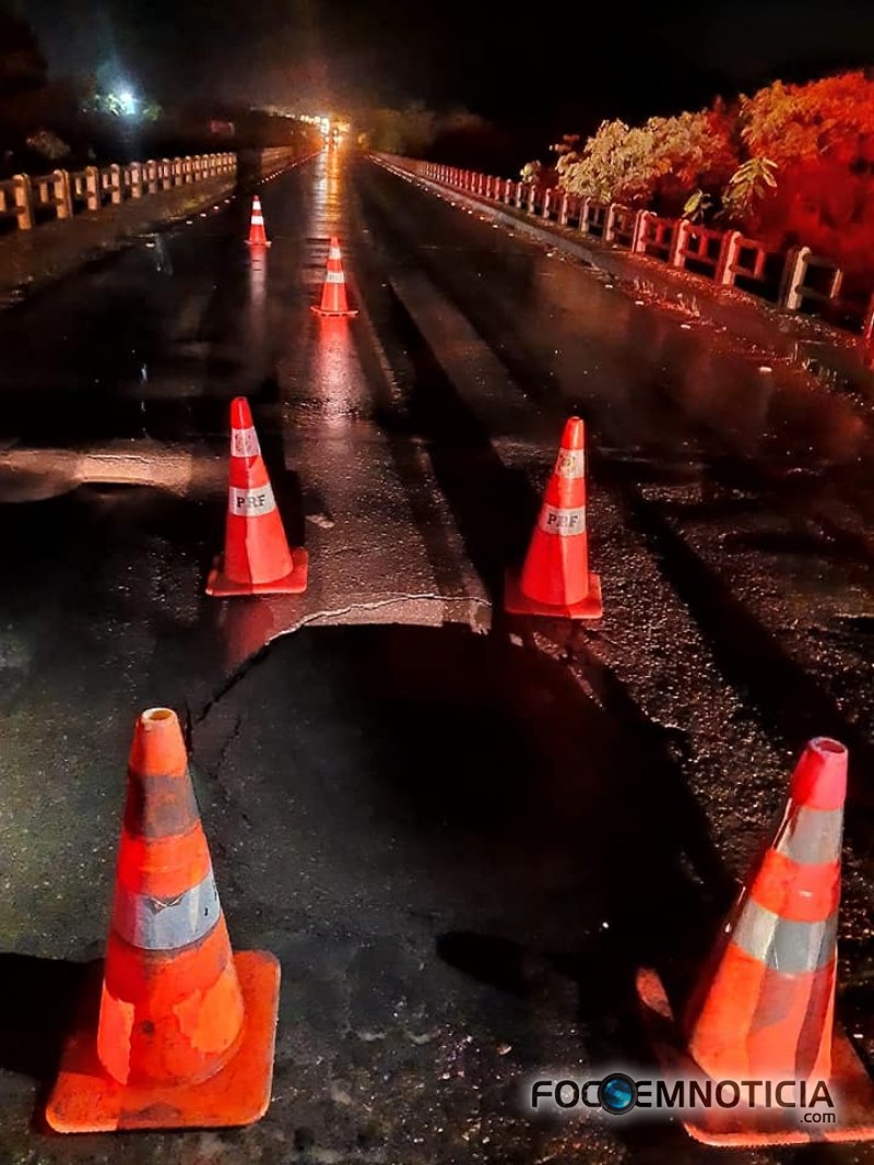 CHUVA ABRE BURACO NA CABECEIRA DA PONTE NA BR-364 PR&Oacute;XIMO A ARIQUEMES, RODOVIA PODE SER INTERDITADA