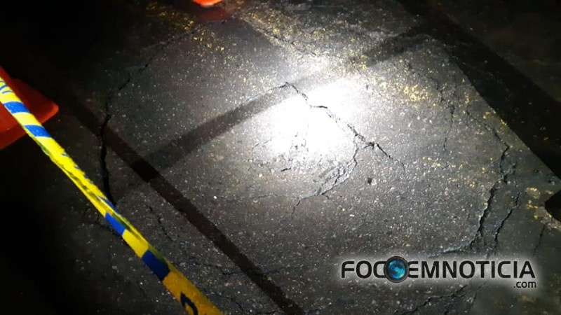 CHUVA ABRE BURACO NA CABECEIRA DA PONTE NA BR-364 PR&Oacute;XIMO A ARIQUEMES, RODOVIA PODE SER INTERDITADA