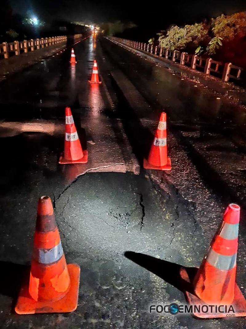 CHUVA ABRE BURACO NA CABECEIRA DA PONTE NA BR-364 PR&Oacute;XIMO A ARIQUEMES, RODOVIA PODE SER INTERDITADA