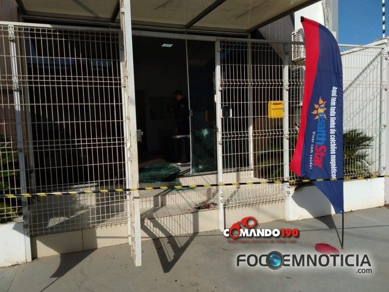LADR&Otilde;ES ASSALTAM COM&Eacute;RCIO, EMPRES&Aacute;RIO REAGE, 01 MORRE E OUTRO &Eacute; BALEADO, V&Iacute;DEO E IMAGENS DE IMPACTO