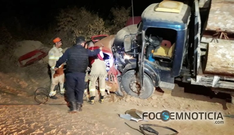 ACIDENTE ENVOLVENDO GOL E CAMINH&Atilde;O MATA PAI, M&Atilde;E E FILHO DE 06 ANOS EM MACHADINHO DO OESTE