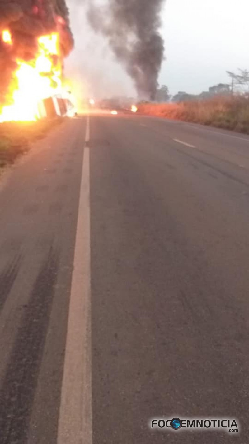 OITO PESSOAS MORREM EM ACIDENTE ENTRE &Ocirc;NIBUS E CARRETA NA BR - 364, FOTOS E V&Iacute;DEOS