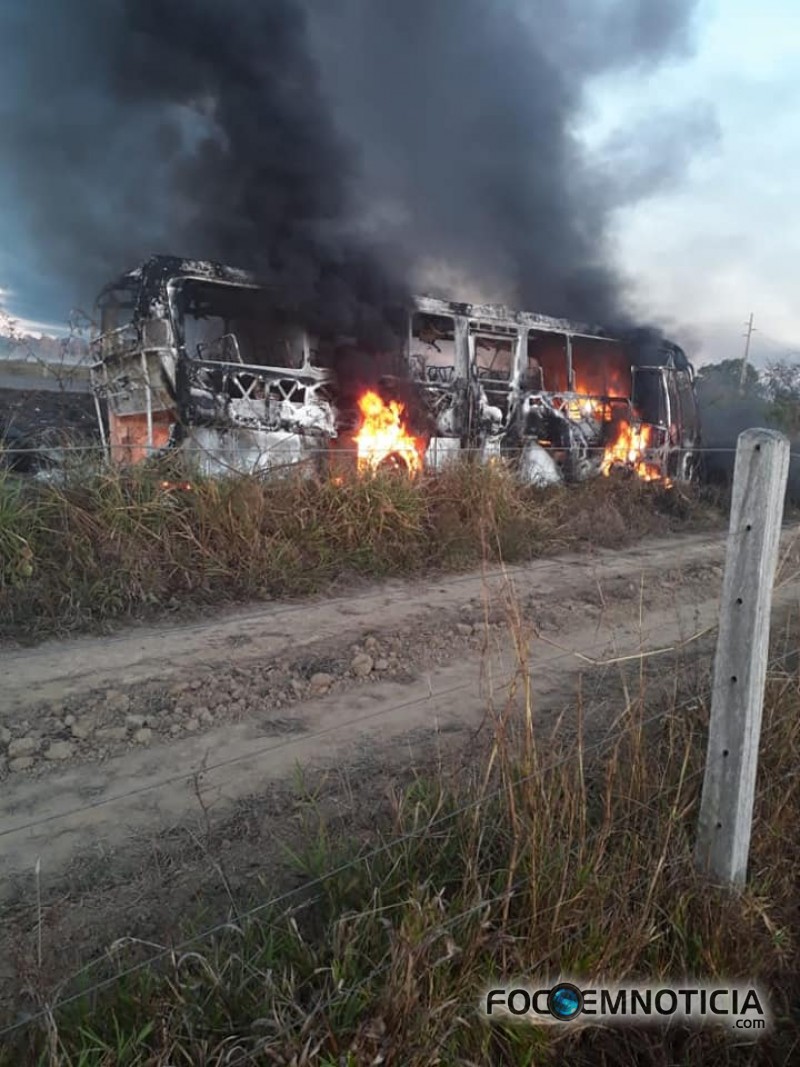 OITO PESSOAS MORREM EM ACIDENTE ENTRE &Ocirc;NIBUS E CARRETA NA BR - 364, FOTOS E V&Iacute;DEOS