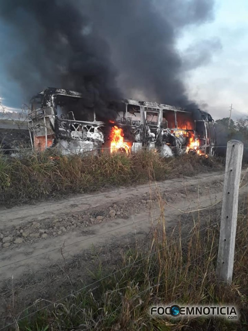 OITO PESSOAS MORREM EM ACIDENTE ENTRE &Ocirc;NIBUS E CARRETA NA BR - 364, FOTOS E V&Iacute;DEOS