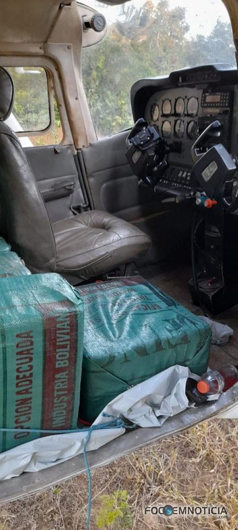 OPERA&Ccedil;&Atilde;O CONJUNTA ENTRE PF E FAB APREENDE 324 QUILOS DE COCA&Iacute;NA EM AERONAVE