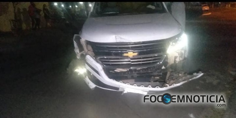 MOTORISTA DA R&Eacute; ATROPELA 02 CARROS, DERRUBA POSTE NA AVENIDA CANA&Atilde; EM ARIQUEMES, VEJA O V&Iacute;DEO