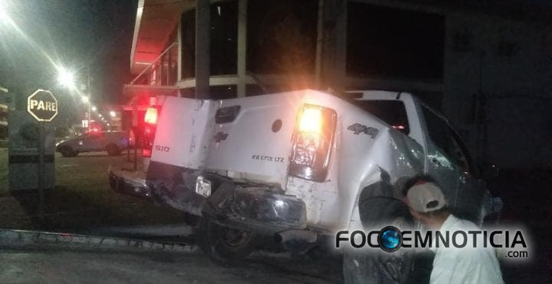 MOTORISTA DA R&Eacute; ATROPELA 02 CARROS, DERRUBA POSTE NA AVENIDA CANA&Atilde; EM ARIQUEMES, VEJA O V&Iacute;DEO