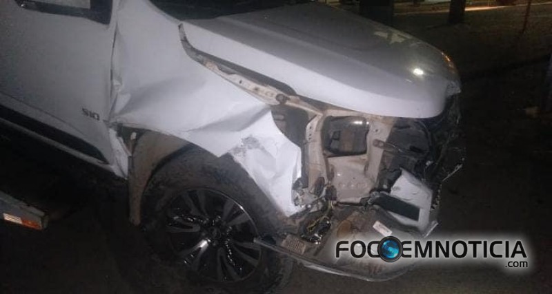 MOTORISTA DA R&Eacute; ATROPELA 02 CARROS, DERRUBA POSTE NA AVENIDA CANA&Atilde; EM ARIQUEMES, VEJA O V&Iacute;DEO