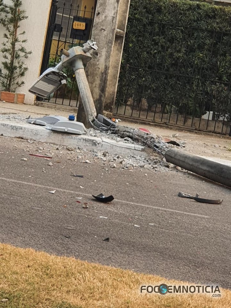MOTORISTA DA R&Eacute; ATROPELA 02 CARROS, DERRUBA POSTE NA AVENIDA CANA&Atilde; EM ARIQUEMES, VEJA O V&Iacute;DEO