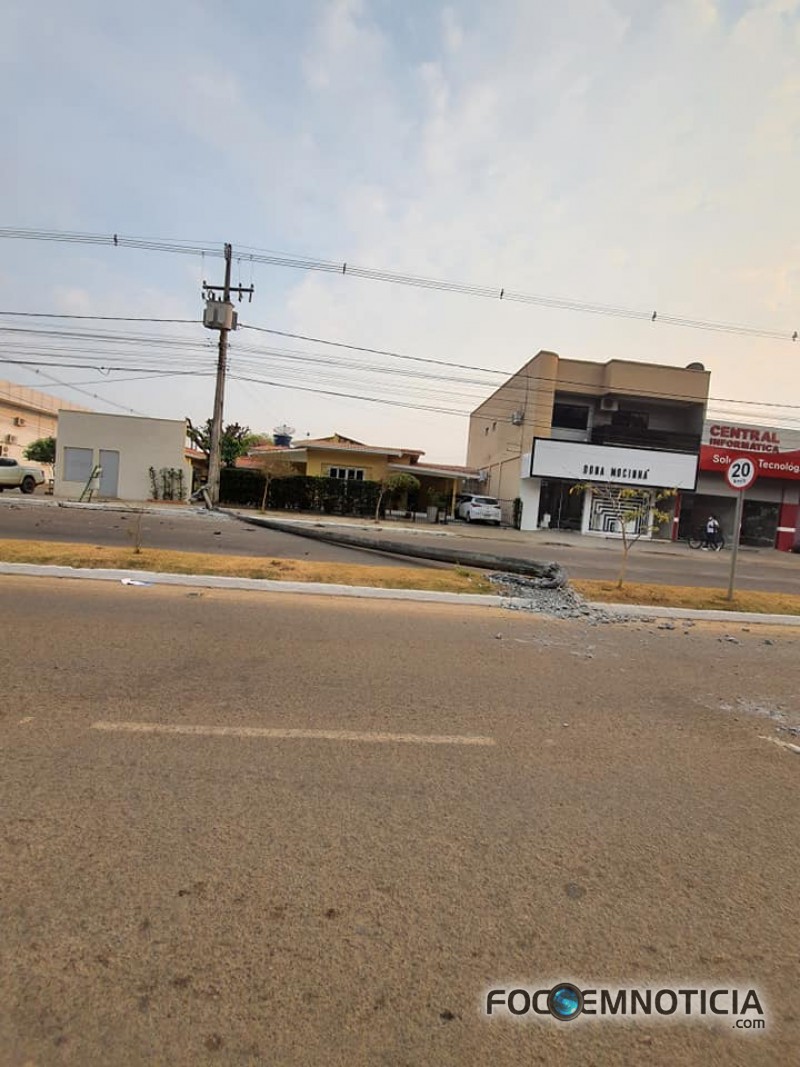 MOTORISTA DA R&Eacute; ATROPELA 02 CARROS, DERRUBA POSTE NA AVENIDA CANA&Atilde; EM ARIQUEMES, VEJA O V&Iacute;DEO