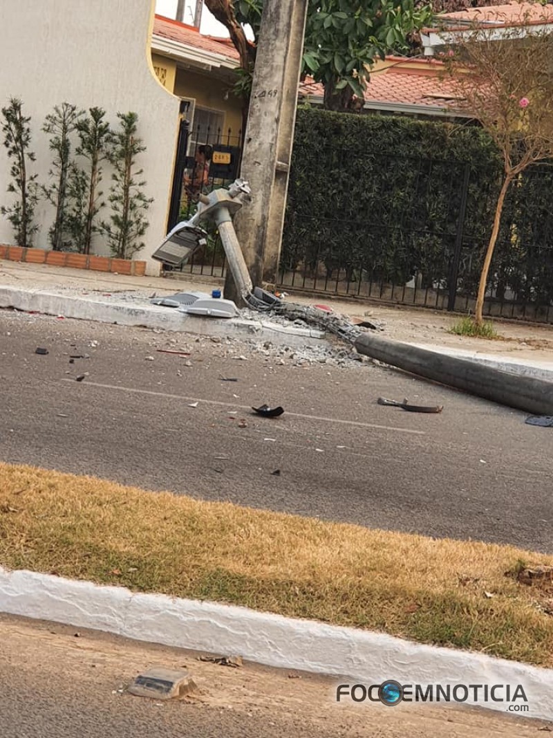 MOTORISTA DA R&Eacute; ATROPELA 02 CARROS, DERRUBA POSTE NA AVENIDA CANA&Atilde; EM ARIQUEMES, VEJA O V&Iacute;DEO