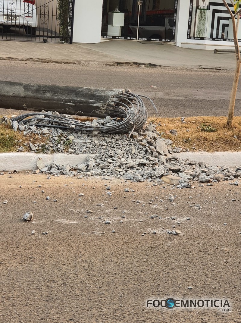 MOTORISTA DA R&Eacute; ATROPELA 02 CARROS, DERRUBA POSTE NA AVENIDA CANA&Atilde; EM ARIQUEMES, VEJA O V&Iacute;DEO