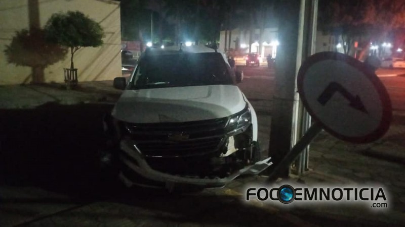 MOTORISTA DA R&Eacute; ATROPELA 02 CARROS, DERRUBA POSTE NA AVENIDA CANA&Atilde; EM ARIQUEMES, VEJA O V&Iacute;DEO