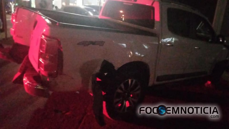 MOTORISTA DA R&Eacute; ATROPELA 02 CARROS, DERRUBA POSTE NA AVENIDA CANA&Atilde; EM ARIQUEMES, VEJA O V&Iacute;DEO