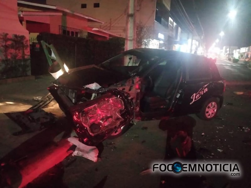 MOTORISTA DA R&Eacute; ATROPELA 02 CARROS, DERRUBA POSTE NA AVENIDA CANA&Atilde; EM ARIQUEMES, VEJA O V&Iacute;DEO