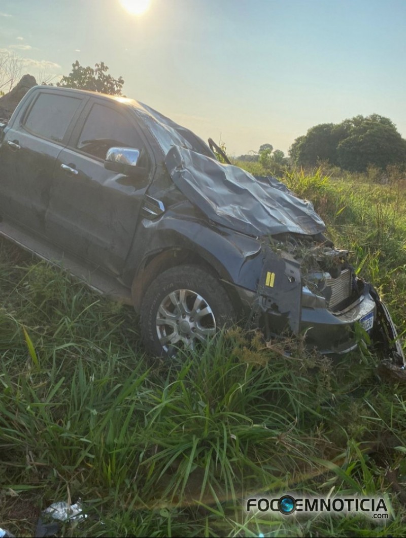EMPRES&Aacute;RIO CAPOTA CAMINHONETE NA BR - 364, FILHO MENOR ESTAVA NO VE&Iacute;CULO
