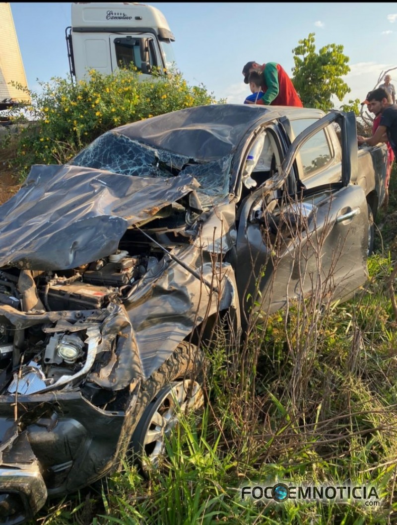 EMPRES&Aacute;RIO CAPOTA CAMINHONETE NA BR - 364, FILHO MENOR ESTAVA NO VE&Iacute;CULO