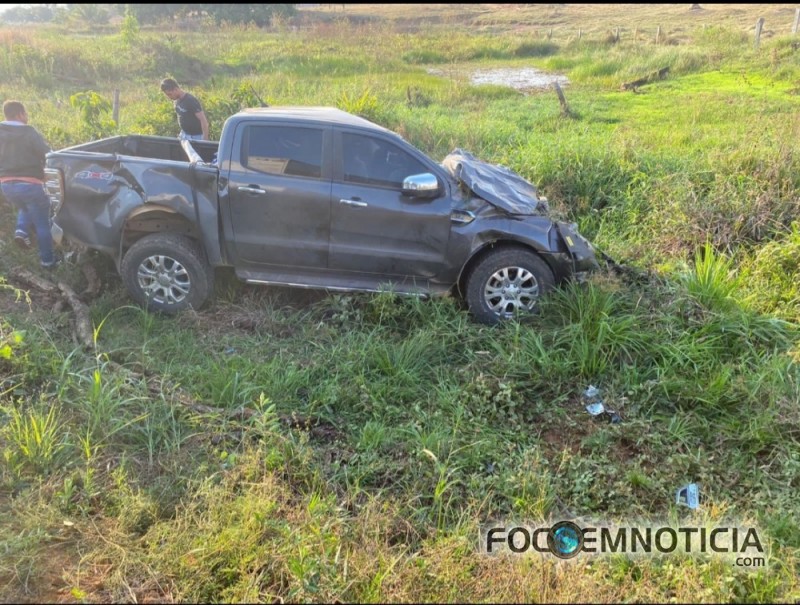 EMPRES&Aacute;RIO CAPOTA CAMINHONETE NA BR - 364, FILHO MENOR ESTAVA NO VE&Iacute;CULO