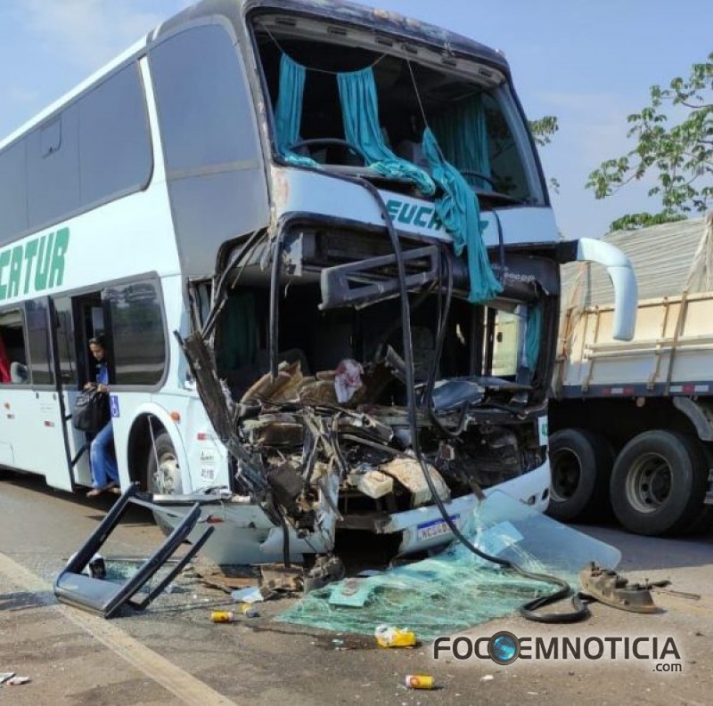ACIDENTE NA BR - 364 ENVOLVENDO &Ocirc;NIBUS DA EUCATUR E MAIS 02 CARROS DEIXA SEIS PESSOAS FERIDAS