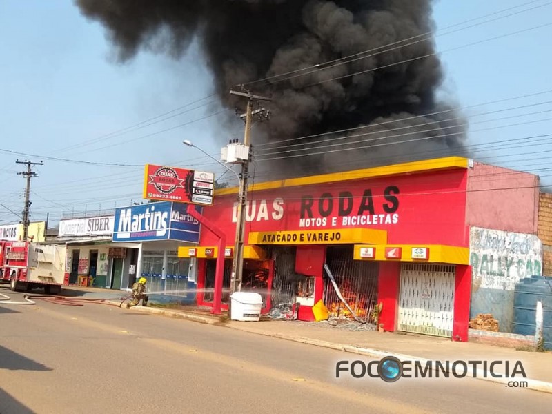 INC&Ecirc;NDIO DESTR&Oacute;I COM&Eacute;RCIO DE MOTOS E BICICLETAS NO SETOR - 09 EM ARIQUEMES, FOTOS E V&Iacute;DEOS